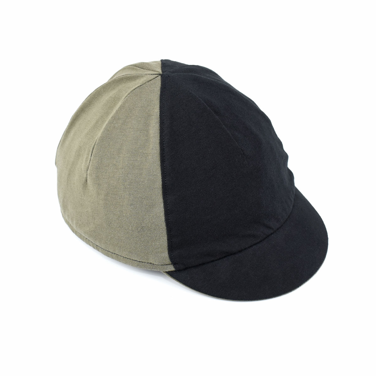 Cycling Cap „OLIVE" aus schwarzem Jerseystoff mit diagonal verlaufendem olivfarbenen Farbakzent. Elastisches Material mit Naturkautschuk-Bund für angenehmen Sitz. Nachhaltig, handgefertigt, dreifach größenanpassbar.